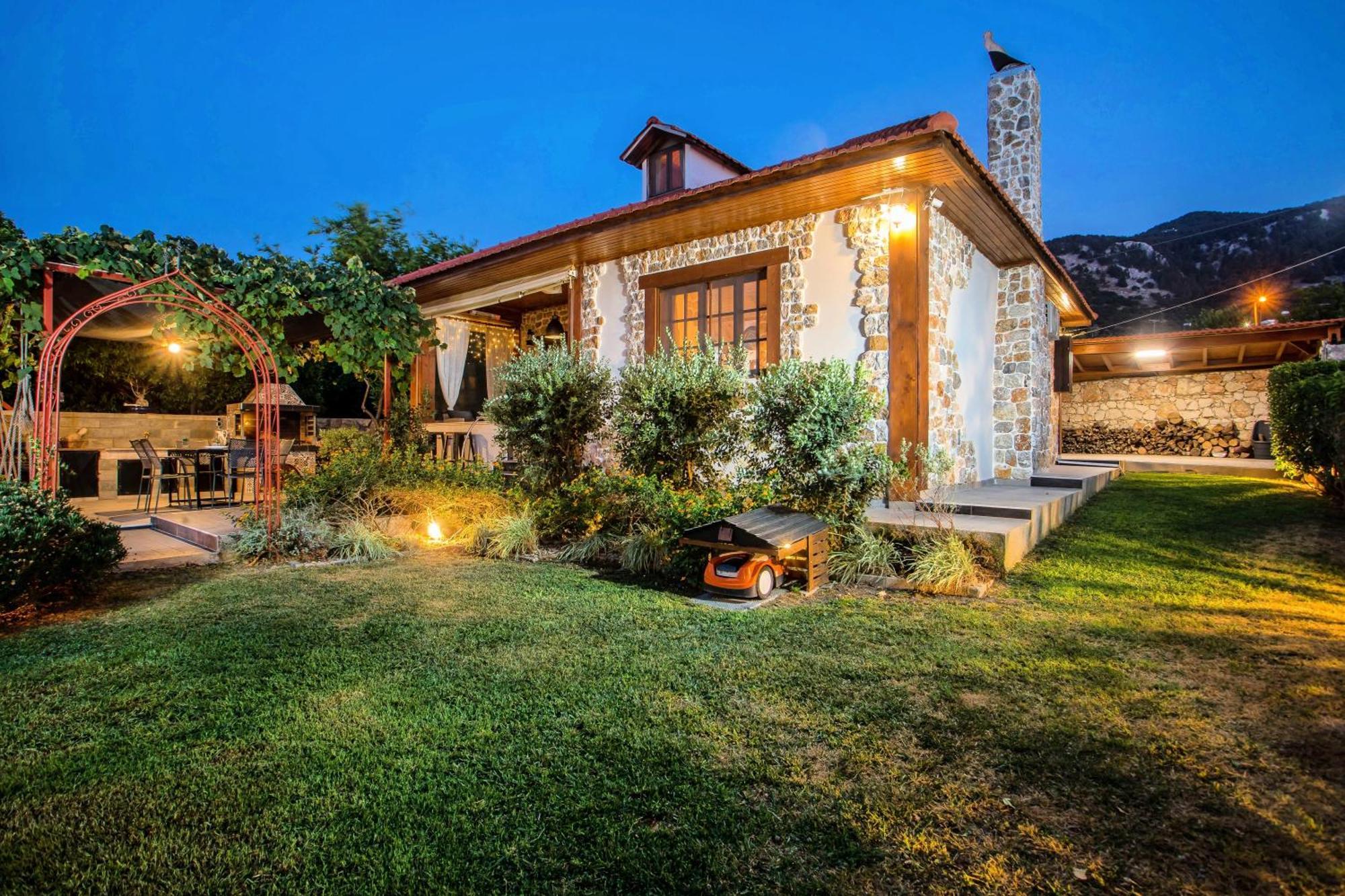 Old Nest House *